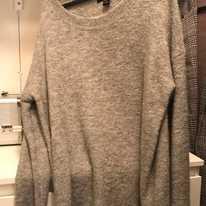 Stickad tröja - En grå stickad oversized kofta som kan användas till vardag.