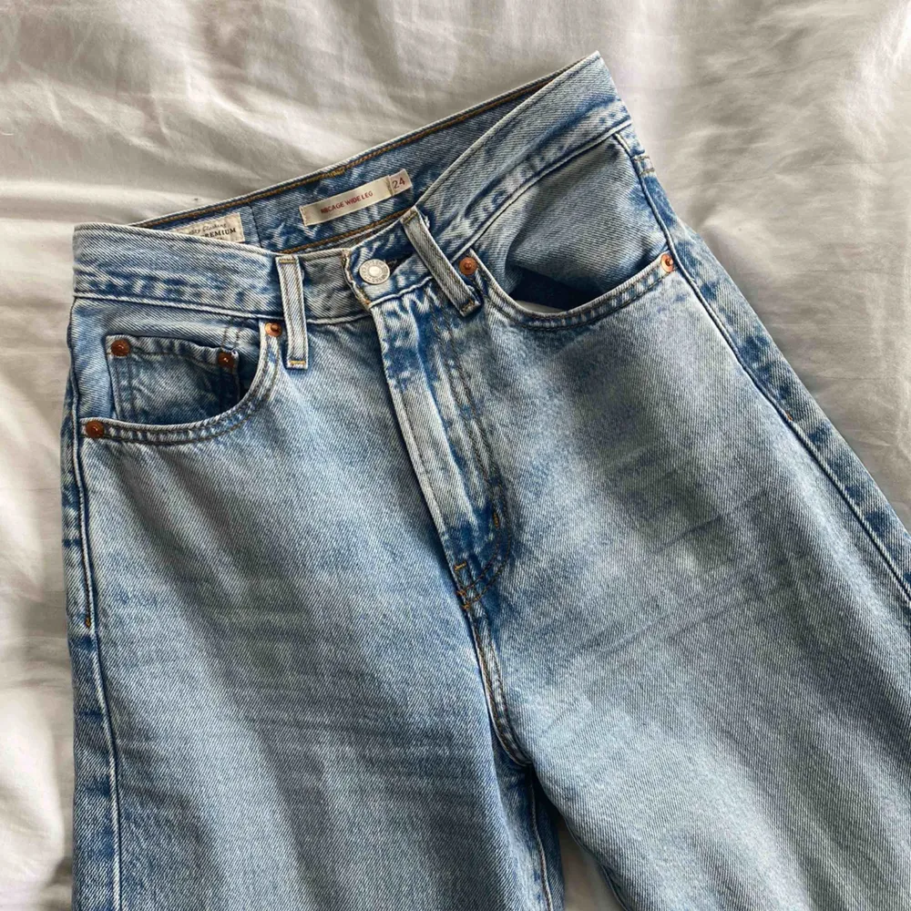 Trendiga Levis jeans i modellen ”Ribcage Wide Leg Blue” storlek 24. Slutar vid anklarna på mig som är 184 cm, nästan aldrig använda!❤️❤️ Originalpris 1149 kr. Jeans & Byxor.