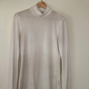 Vit polo - En skön vit polo i lite tunnare material. Har en liten fläck i ena ärmen (kan skicka bild), men annars inga synliga fel. Mycket skönt och lent tyg! 🥰