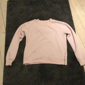 Tjock tröja  -  Säljer denna fina ljus rosa tjocktröjan❤️ mycket var skick 