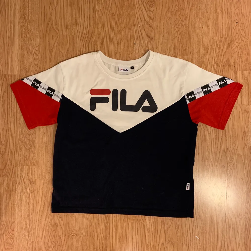 En mjuk FILA-tröja i storlek M från en affär i Osaka, Japan. Fri frakt!!. T-shirts.
