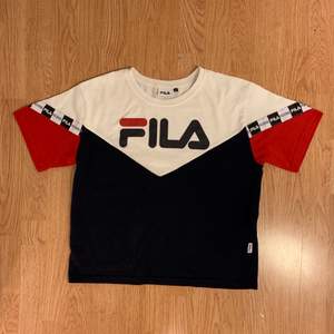 En mjuk FILA-tröja i storlek M från en affär i Osaka, Japan. Fri frakt!!