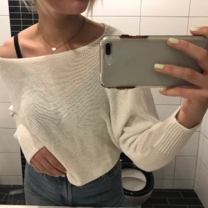 Stickad tröja - Jättefin stickad tröja med öppen rygg och rosett, nypris 600kr och använd fåtal gånger. köparen står för frakt🥰