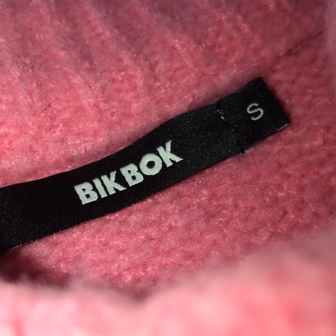 en rosa stickad tröja