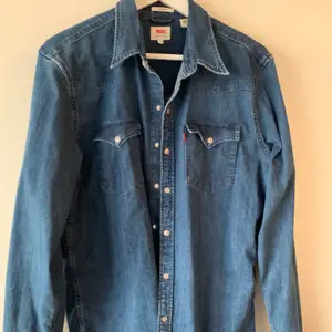 Supersnygg jeanskjorta från Levis! Nästintill oanvänd och ser ut som ny. Köpare står för frakt.