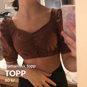 Romantisk topp - Världens finaste romantiska topp från Nelly i storlek XS. Har bara använt den 1 gång. Säljer för att det inte kommer till användning hos mig. Möts upp i Örebro eller så står köparen för frakt ☺️