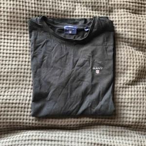  - Långärmad T-shirt med enbart ett 2cm hål längst ut på armen