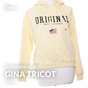 Gina tricot hoodie - Gul hoddie stl xl. Känns inte som en xl utan bara lite oversize M hoodie.   📍Kunden betalar frakten! Frakten ligger runt 22-110kr, beroende på vikten. Vill du däremot ha paketet spårbart ligger priset runt 103-191kr, beroende på vikten.  Jag skickar endast!  💵Betalningarna sker via Swish.  Ni skickar namn, adress, postnummer och ort. Jag skickar numret, och jag skickar inte iväg paketet INNAN jag fått en Swish med den giltiga summan. Jag tar en bild när paketet är redo att posta. 