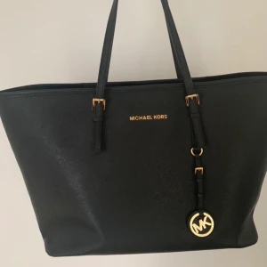 Michael Kors väska - Michael Kors väska köpt på NK. Använd och säljs av för halva sitt pris: 1500kr. Tygpåse medkommer på köpet. 
