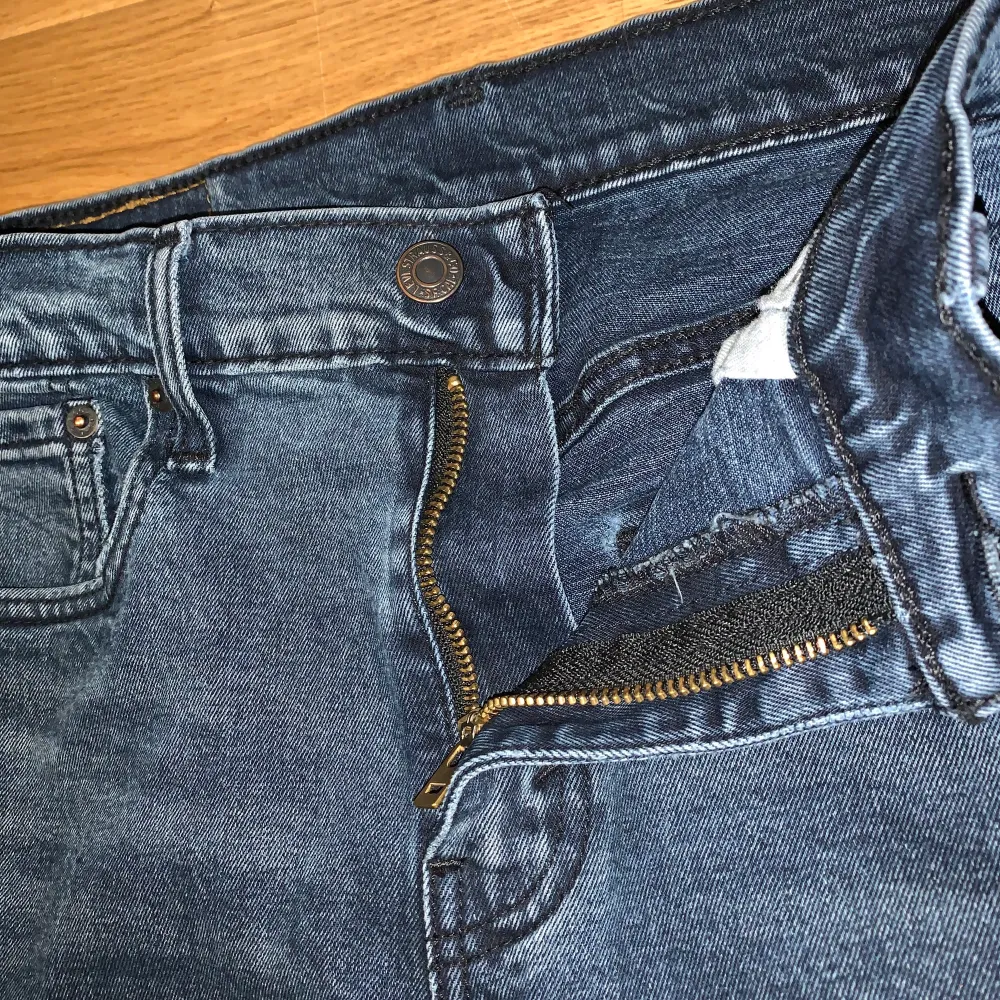 Mörkblåa levis jeans slimfit storlek 30/32 säljes för bara 130kr . Jeans & Byxor.