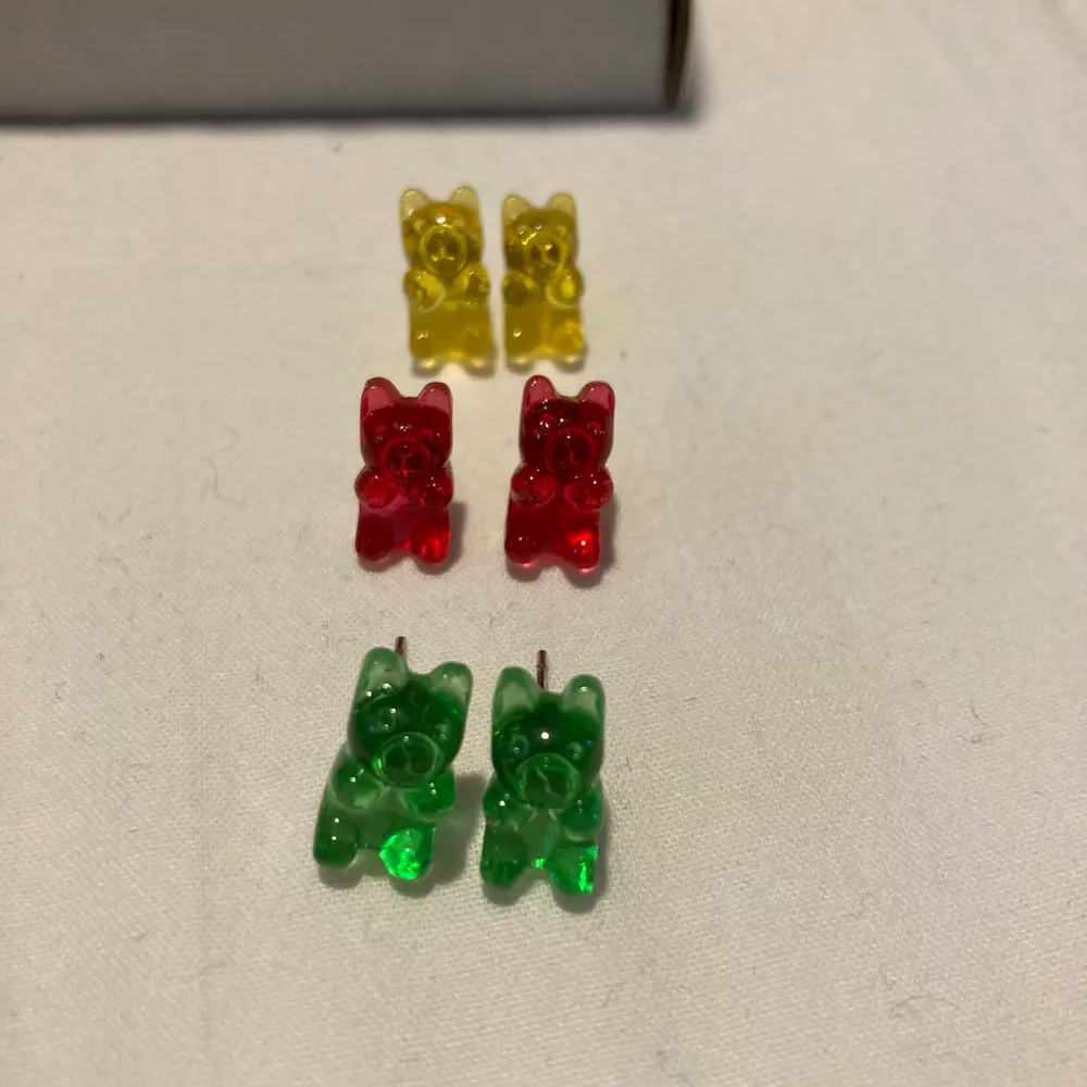 gummibjörns örhängen i tre färger, super söta!! säljs tillsammans . Accessoarer.