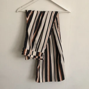 Kostymbyxor  - Säljer mina ursnygga randiga kostymbyxor från Monki. Använda 1 gång så de är precis som nya. Dragkedjan upplevs lite seg att dra upp men det är inget fel på det utöver, obs. 💫