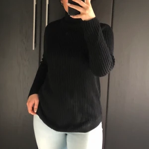 Lång stickad tröja - Lång svart stickad tröja med polokrage, jätte skön och aldrig använd. Köparen betalar frakt.