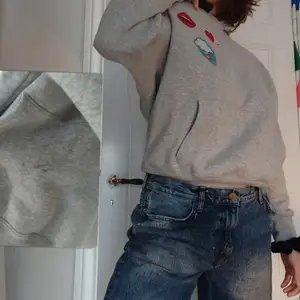 Grå hoodie med snyggt tryck. Välanvänd och lite noppig med en liten fläck på fickan (se bild 1), därav priset! Strlk M (men oversized) från H&M 🥰 Frakt: 95kr (spårbart)