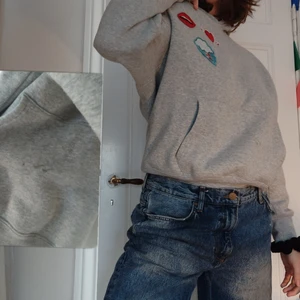 Hoodie  - Grå hoodie med snyggt tryck. Välanvänd och lite noppig med en liten fläck på fickan (se bild 1), därav priset! Strlk M (men oversized) från H&M 🥰 Frakt: 95kr (spårbart)