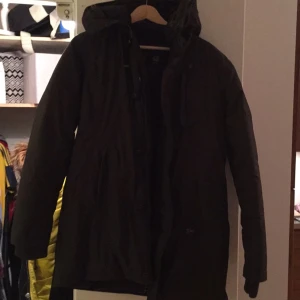  - Mörkgrön go dunjacka från G star raw. Använd 1 säsong bara. Super varm och go. Ganska enkel och tidlös. Säljer den då jag gått ner i vikt och den är lite för stor för mig. Stl. L 

Köpte jackan för 3900kr säljer den för 900 + eventuell frakt 