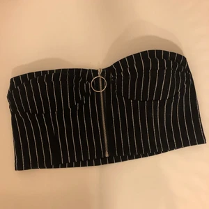 Randig topp  - Svart topp från Motel med stripes. Snygg att använda bara som den är eller exempelvis ovanför en vit skjorta. Aldrig använd, prislappen sitter kvar. Frakt tillkommer. Betalning sker via swish. 