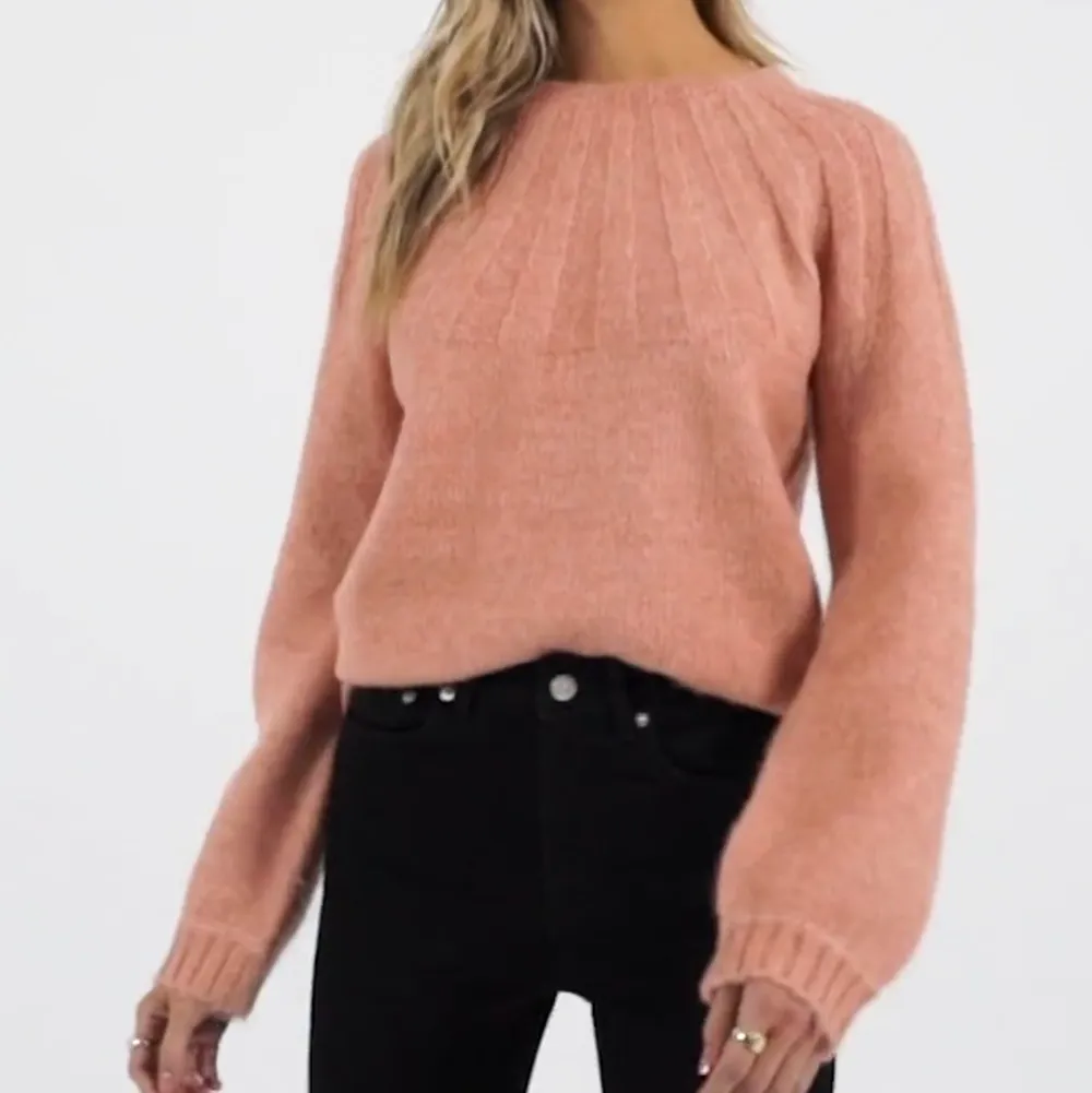 Säljer min rosa stickade tröja från NAKD i storlek xs då den tyvärr inte kommer till användning längre. Super skön i materialet och passar jättebra nu till vintern! Köparen står för frakten 💞 bara att höra av sig om man vill ha fler bilder! 😊. Stickat.