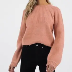 Säljer min rosa stickade tröja från NAKD i storlek xs då den tyvärr inte kommer till användning längre. Super skön i materialet och passar jättebra nu till vintern! Köparen står för frakten 💞 bara att höra av sig om man vill ha fler bilder! 😊