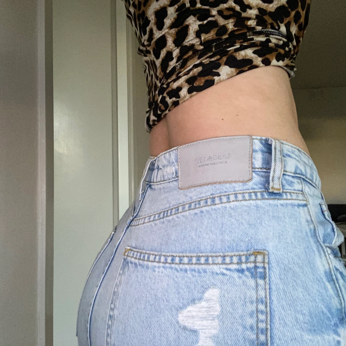 Blåa jeans med hål - 91