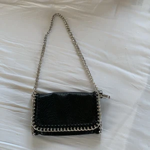 Stella McCartney liknande väska  - Svart Stella McCartney liknande väska från scorett, nypris 499 kr, bud från 200 kr