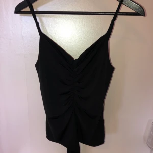 Svart linne body - Svart linne body från BikBok, storlek S, använd 1 gång