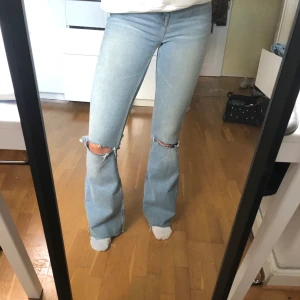 Ljusblåa jeans - Ett par snygga jeans från Zara. Jag är 168cm storleken är 36. 100kr eller högsta bud