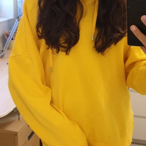 Gul Hoodie  - Hoodie med slits från twist and tango, köpt för 700kr, organic cotton storlek s men sitter som en m så gött oversize 