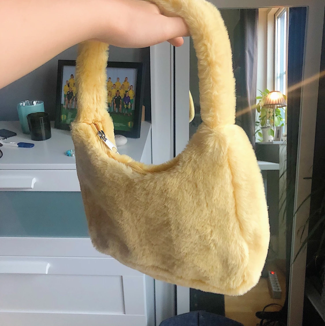 Gul fluffig väska💛