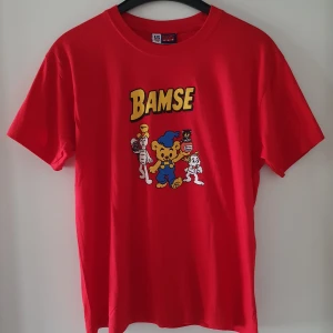 Vintage röd Bamse t-shirt - Vintage röd t-shirt med Bamsetryck. Storlek 164 men passar även ca storlek XS/S och kanske även liten M. Fraktkostnad blir 45kr. Kommentera jättegärna bud om du är intresserad, med höjning minst 5kr 😊 sluttid torsdag kl 18