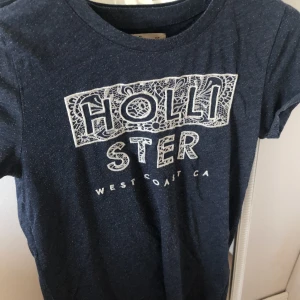 Hollister t-shirt - Marinblå hollister t-shirt som har använts ett få tal gånger 