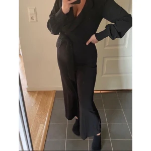 Jumpsuit- H&M - Super fin jumpsuit från hm! Aldrig använd, endast testade för bildens skull! 32-  XS