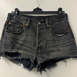 Jeansshorts från Levi’s - Såå snygga jeansshorts från Levi’s🖤 Storlek 26 i midjan, frakt tillkommer!