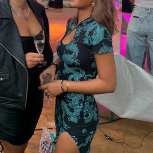 Cool kort klänning med slits  - Säljer denna as snygga klänning från Motel rocks pga att den inte kommer till användning. Storlek xs och jag är 1.60. Den är använd en gång!