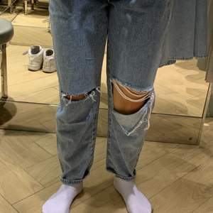 Säljer dessa Mom jeans i storlek 36/37.                Köpt på H&M för ungefär 2 månader sedan! Bara använt 1 gång, så den är som ny💓😁.           Köpte för 380kr💕