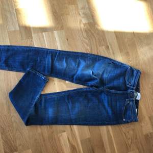 Dondup jeans Model IRIS i denim blå. Strl 28. Jeansen är cirka ett år gamla och använda ett fåtal gånger. Säljs för 300kr nypris: 2295kr