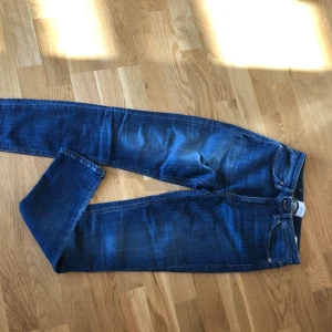 Dondup Jeans - Dondup jeans Model IRIS i denim blå. Strl 28. Jeansen är cirka ett år gamla och använda ett fåtal gånger. Säljs för 300kr nypris: 2295kr