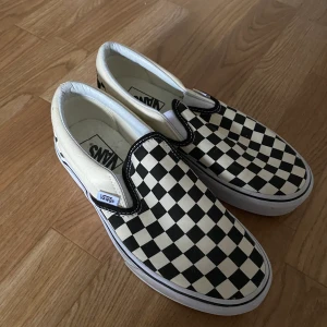 Vans med ”platå” , storlek 38 - Endast provade Vans i storlek 38, för 300:-  😊 Nypris 749:- frakt tillkommer!