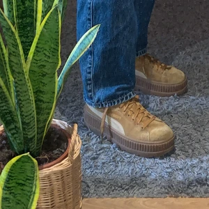 Fenty puma by Rihanna - Rihannas snyggA Cleated creeper suede skor från hennes kollektion med Puma! Använda en del så finns slitning bak på sulan, annars är dem i bra skick. Ny pris 1300kr, frakt tillkommer🥰