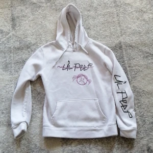 Lil Peep hoodie - Size:M. Känns som S för mig. Gillar oversize så tänkte att denna hoodie skulle behöva en ny ägare. 
