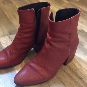 Vagabond skor - Mörkröda vagabond skor med låg klack. Har använt dessa under en höst något slitna och de är Väldigt bekväma. Nypris 1200kr