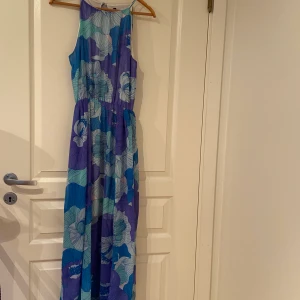 Klänning strl S Bikbok - Klänning storlek S från Bikbok i fint skick! Katt finns i hemmet. Skickas med postens skicka lätt och frakt ingår i priset. 