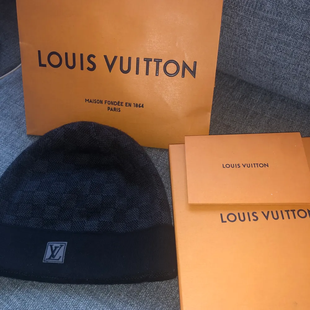 Louis Vuitton mössa köpt i Paris, aldrig använd! Kvitto, påse, och box med kommer! Modell: NM PETIT DAMIER Nypris: 2100kr buda från 1500kr. Accessoarer.