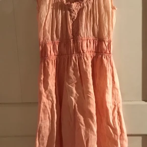 Rosa klänning  - En söt sommarklänning i siden och lin. Sval och skön. Märket ser ni på sista bilden. Klänningen är i bra skick och har bara använts två gånger. 