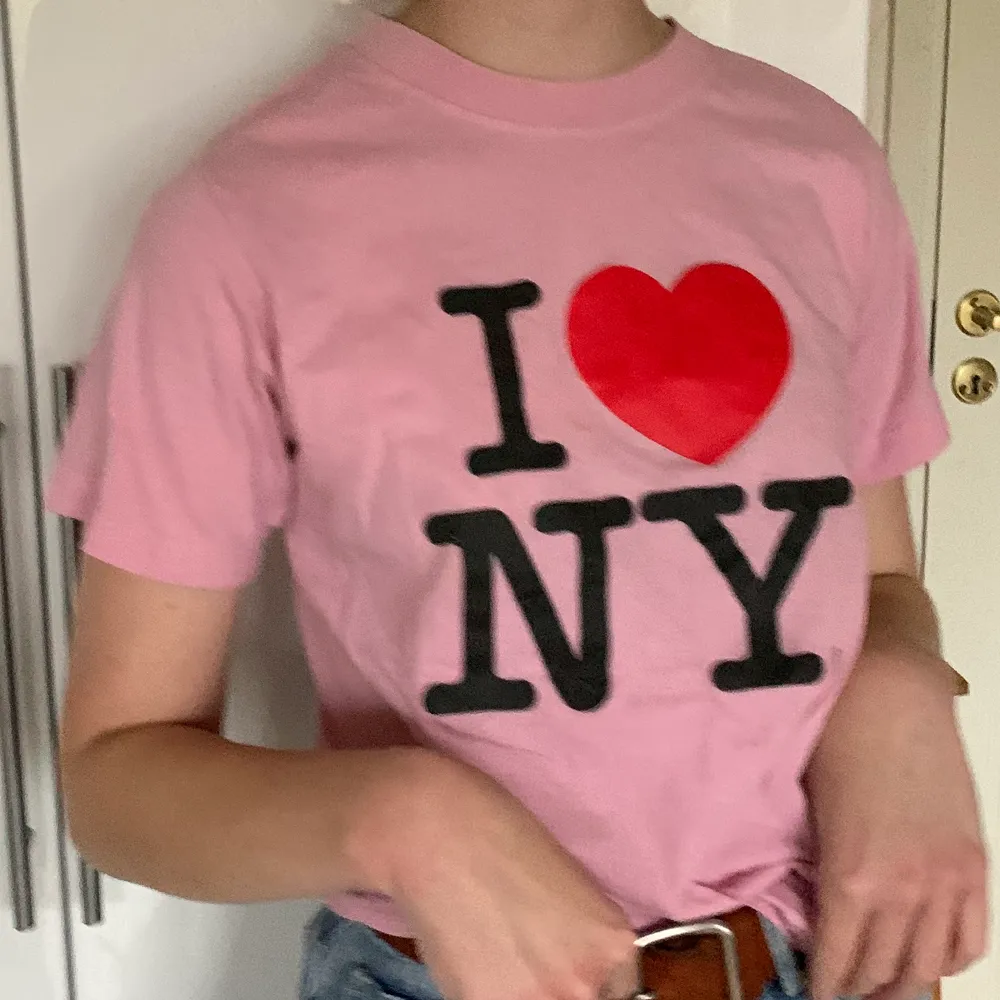 Rosa T-shirt från New York som endast är använd två gånger. Har några små knappt synliga fläckar. Passar S. Pris 60kr + frakt🌶. T-shirts.