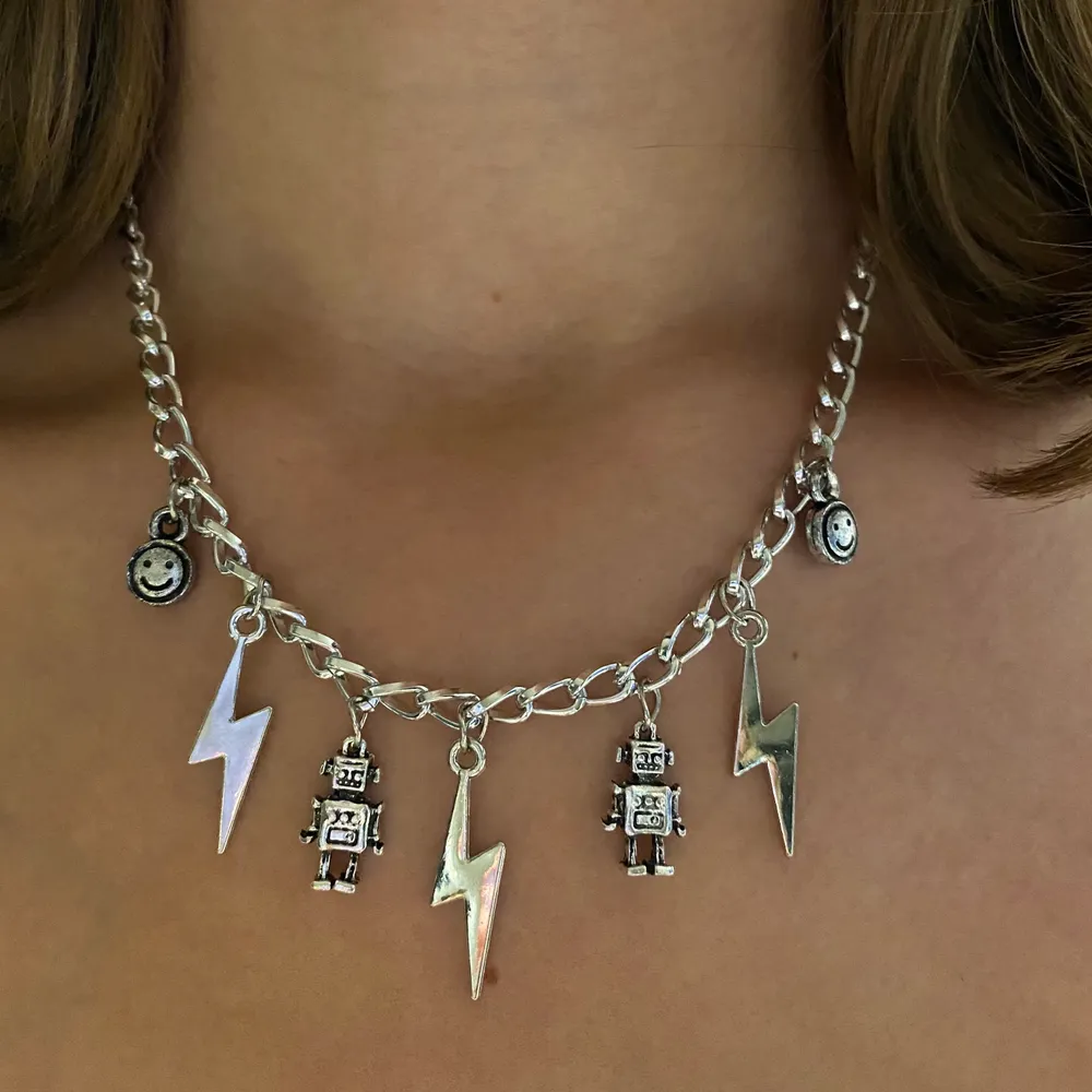 Handgjort halsband med tjock kedja och olika berlocker💘 Frakt 11kr🥰 Fler smycken på insta @sthlm.jewelry💜 (går även att få andra berlocker) . Accessoarer.