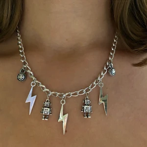 silvrig kedja  - Handgjort halsband med tjock kedja och olika berlocker💘 Frakt 11kr🥰 Fler smycken på insta @sthlm.jewelry💜 (går även att få andra berlocker) 