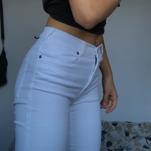 Vita saltjeans - Ett par bootcut jeans från salt som inte kommer till användning längre. Har lite smutsiga fläckar varav priset!