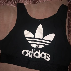 Adidas tubtopp  - Sportig ”bh” kan användas som sport bh eller dyl.