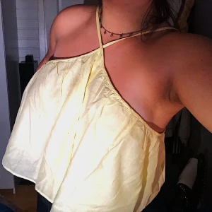 Gul topp - Gul topp från ginatricot. Helt oanvänt köpt för 2/3 veckor sedan. Prislapp sitter kvar! Kommer inte få användning av den tyvärr så säljer den💘 köptes för 219 kr.